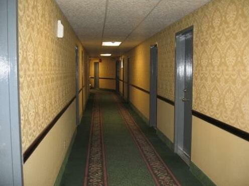Town House Inn and Suites - Photo2