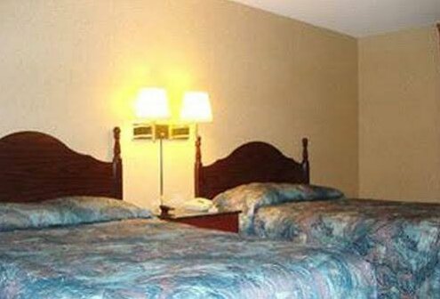 Town House Inn and Suites - Photo3