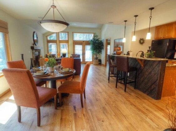 Luxury Rocky Mountain River Retreat - 3 Br Townhouse - Photo2