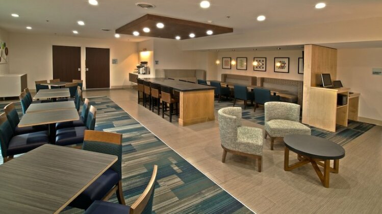 Holiday Inn Express & Suites Evansville North - Photo3