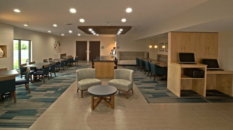 Holiday Inn Express & Suites Evansville North - Photo5
