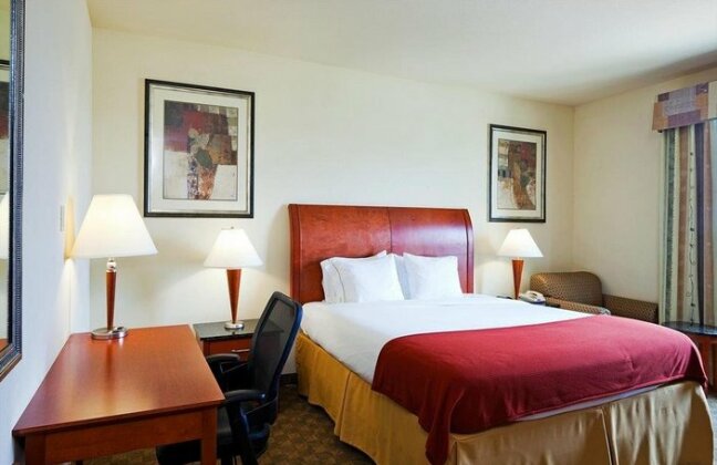 Holiday Inn Express Hotel and Suites Fairfield-North - Photo5