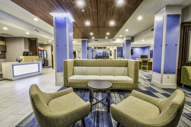 Holiday Inn Express & Suites - Farmers Branch - Photo3