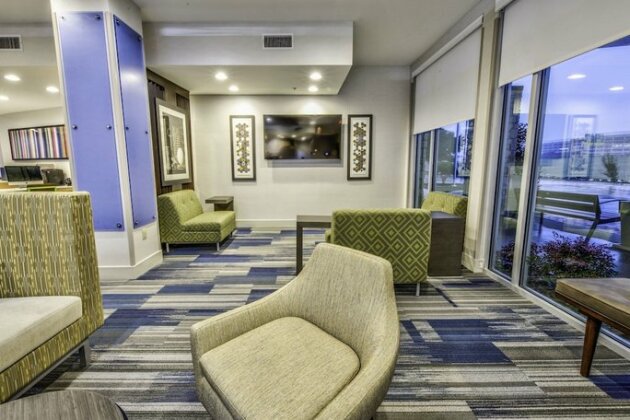 Holiday Inn Express & Suites - Farmers Branch - Photo4