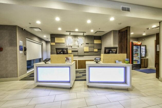 Holiday Inn Express & Suites - Farmers Branch - Photo5