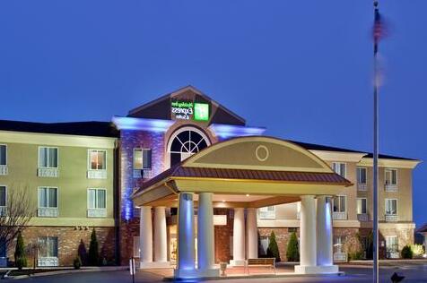 Holiday Inn Express Hotel & Suites Farmington - Photo3