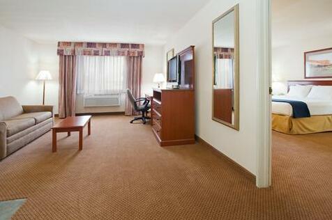 Holiday Inn Express & Suites Farmington - Photo3