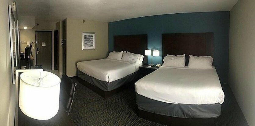 Holiday Inn Express & Suites Fayetteville University of Arkansas Area - Photo3