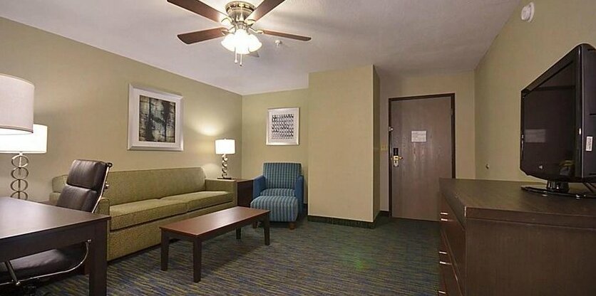 Holiday Inn Express & Suites Fayetteville University of Arkansas Area - Photo5