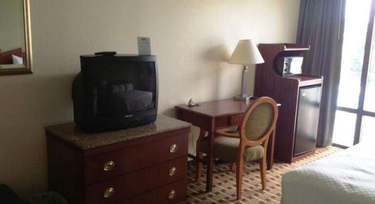 Days Inn by Wyndham Fayetteville-South I-95 Exit 49 Fayetteville - Photo2