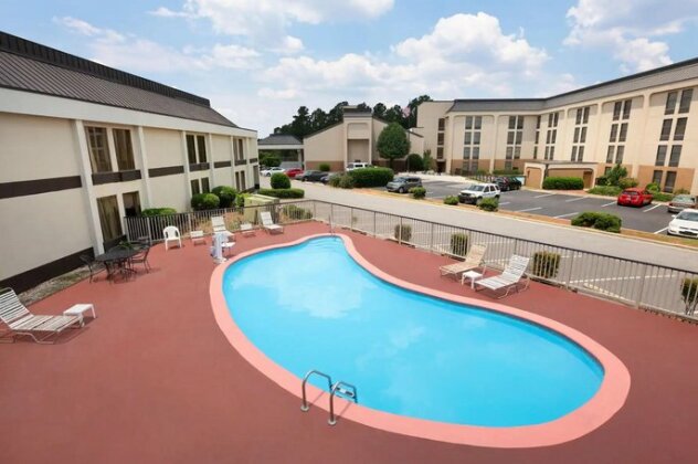 Days Inn & Suites by Wyndham Fayetteville NW Ft Bragg - Photo2