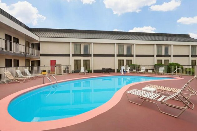 Days Inn & Suites by Wyndham Fayetteville NW Ft Bragg - Photo3