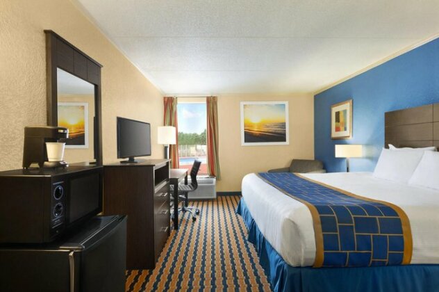 Days Inn & Suites by Wyndham Fayetteville NW Ft Bragg - Photo4