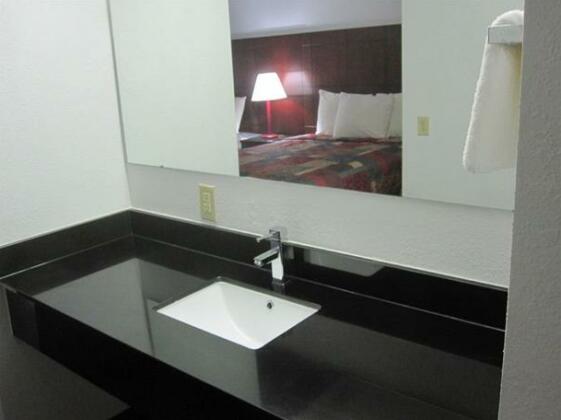 Red Roof Inn & Suites Fayetteville-Fort Bragg - Photo3