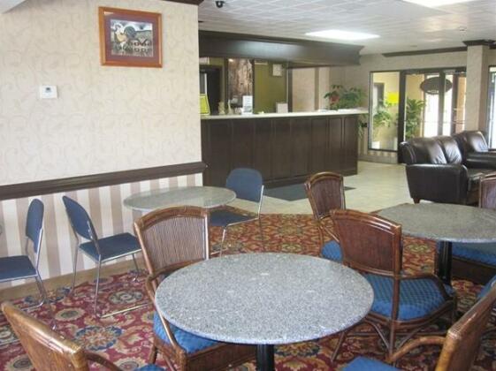 Red Roof Inn & Suites Fayetteville-Fort Bragg - Photo4