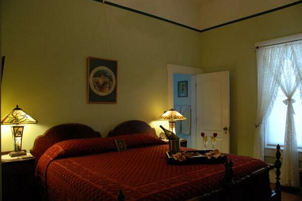 Starlight Pines Bed & Breakfast - Photo3