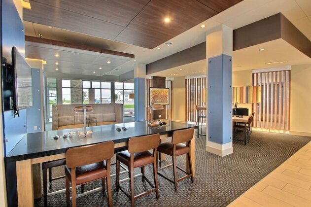 Holiday Inn Express & Suites Fond Du Lac - Photo2