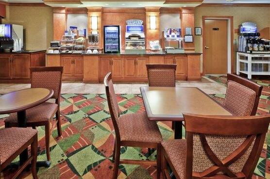 Holiday Inn Express & Suites Forest - Photo4