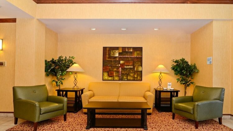 Holiday Inn Express Hotel & Suites Fort Atkinson - Photo2