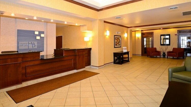 Holiday Inn Express Hotel & Suites Fort Atkinson - Photo3