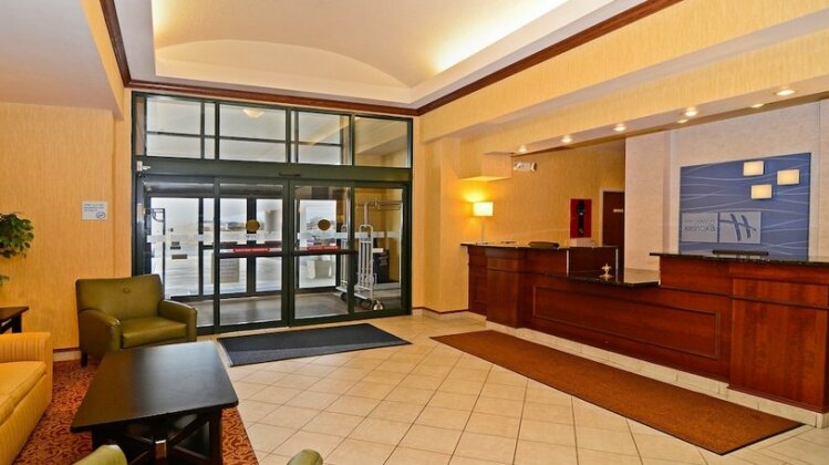 Holiday Inn Express Hotel & Suites Fort Atkinson - Photo4