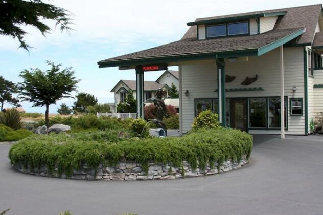 Emerald Dolphin Inn & Mini Golf