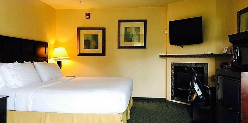Holiday Inn Express Fort Bragg - Photo4