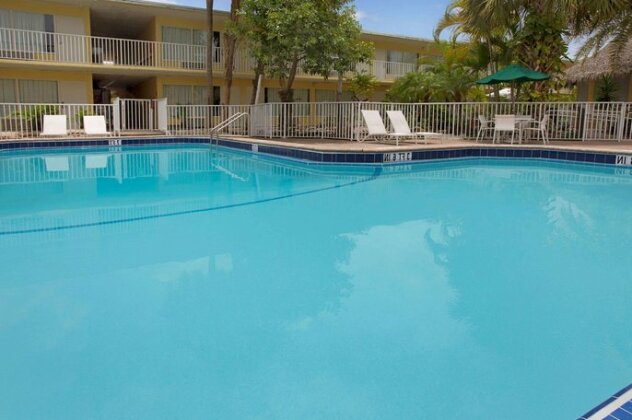 Ramada by Wyndham Fort Lauderdale Airport Cruise Port - Photo4