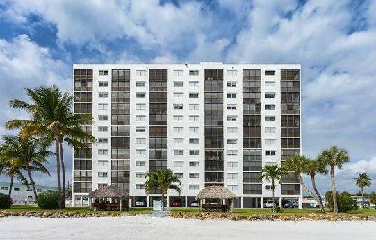 Gulf Front Elevator Pool 2 Br condo by RedAwning