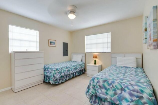 Tropical Shores Upper Level 4 Bedroom Sleeps 12 Private Heated Pool