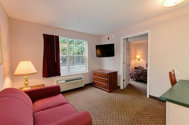 InTown Suites Extended Stay Fort Myer - Photo4