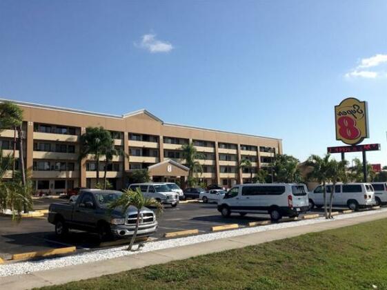 Super 8 by Wyndham Fort Myers Hotel - Photo2