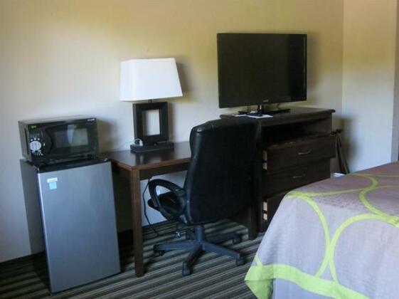 Super 8 by Wyndham Fort Myers Hotel - Photo5