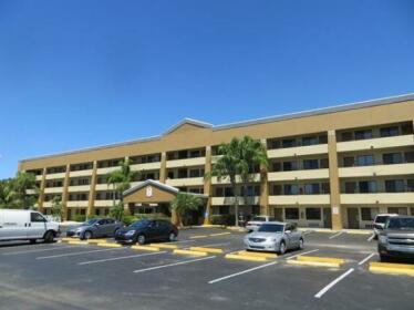Super 8 by Wyndham Fort Myers Hotel