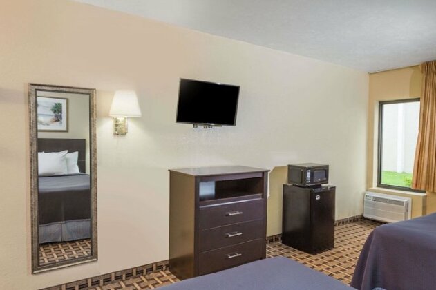 Travelodge by Wyndham Fort Myers - Photo4
