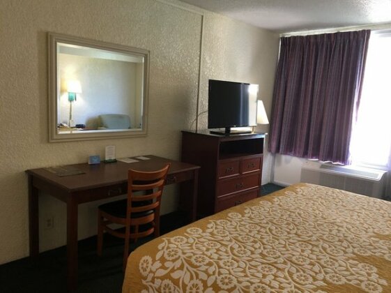Days Inn by Wyndham Fort Pierce Midtown - Photo4
