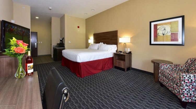 Holiday Inn Express & Suites Fredericksburg - Photo3
