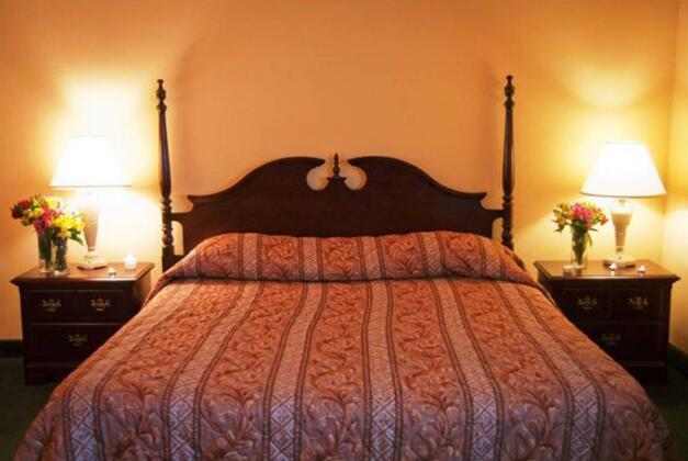 Sunday House Inn and Suites - Photo2