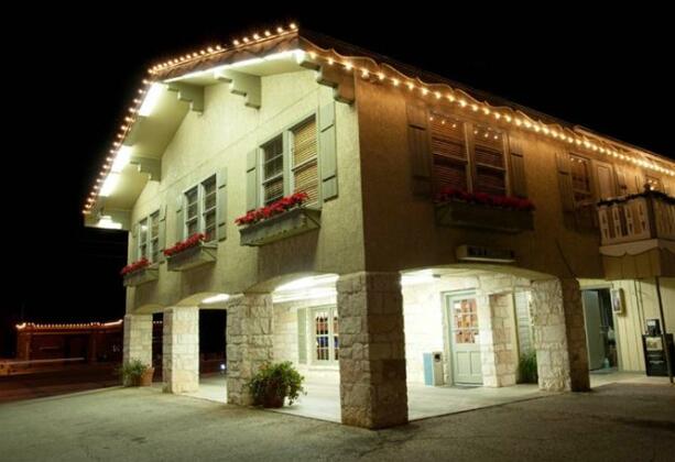 Sunday House Inn and Suites - Photo5