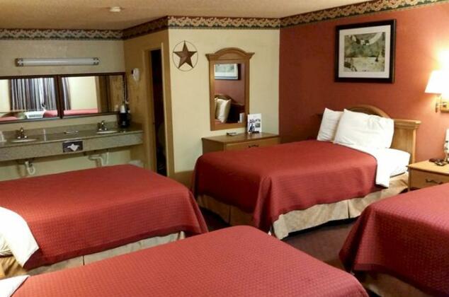 Freer Executive Inn - Photo4