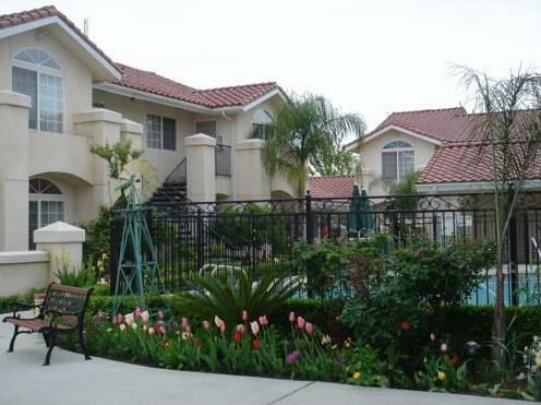 Garden Inn and Suites Fresno - Photo4