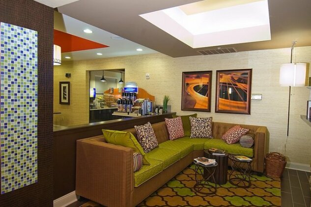 Holiday Inn Express Hotel & Suites Fulton - Photo3