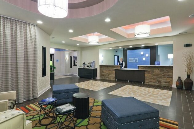 Holiday Inn Express Hotel & Suites Fulton - Photo5