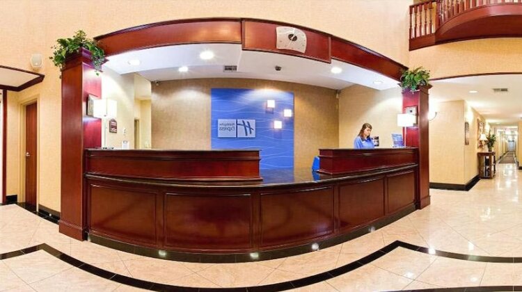 Holiday Inn Express Hotel & Suites Gainesville - Photo4
