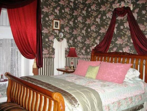 The Steamboat House Bed & Breakfast - Photo2