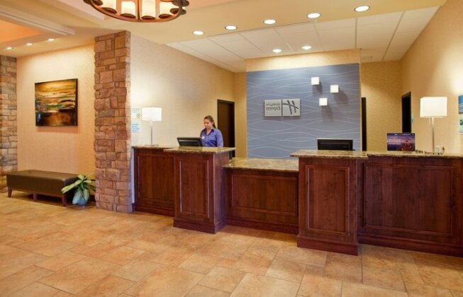 Holiday Inn Express & Suites Gallup East - Photo5