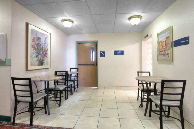 Microtel Inn & Suites by Wyndham Gallup - Photo4