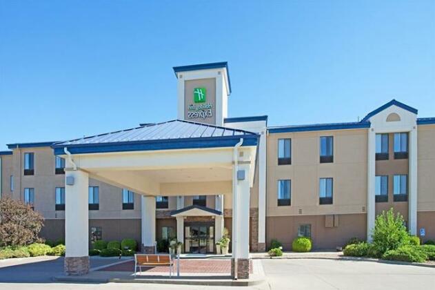 Holiday Inn Express Hotel & Suites Garden City - Photo2