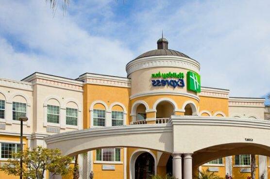 Holiday Inn Express & Suites Garden Grove-Anaheim South - Photo4
