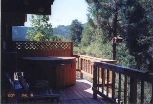 Streamside Vacation Cabin Rental in Beautiful Garden Valley Idaho - Photo3
